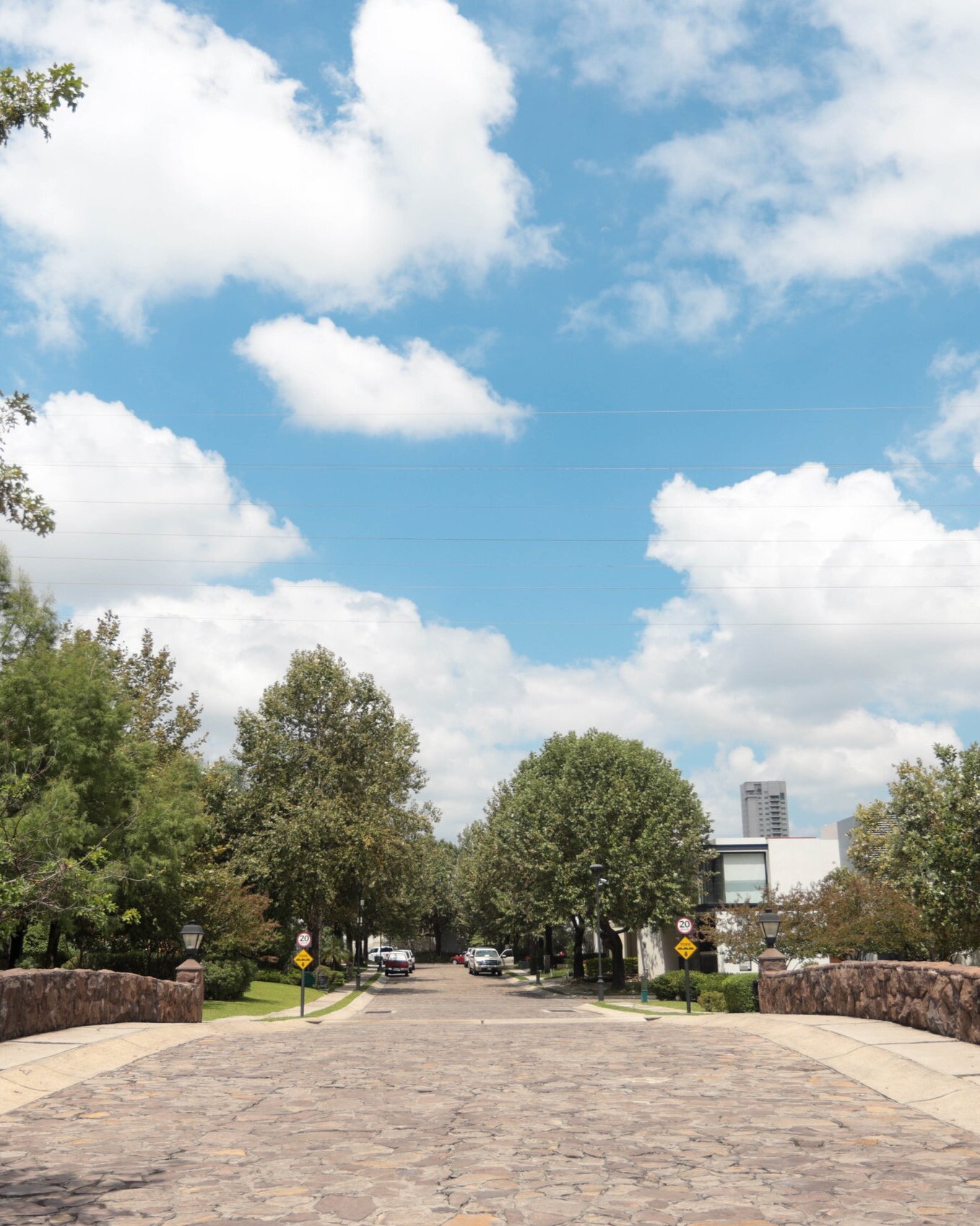 Administración. - La operación de un condominio, edificio, plaza, oficina o cualquier propiedad que venga a la mente, no es un problema para nosotros. Nuestros equipos especializados mantienen sus propiedades en excelentes condiciones cuidando la plusvalía de sus bienes. Buscamos estar a la vanguardia en todos los servicios relacionados con la tranquilidad de nuestros clientes:ContabilidadContratación de personalMantenimientoLimpiezaSeguridadReportes y estados financierosCobranzaConciliaciones bancariasEntre otros...Nuestra prioridad es la atención a los condóminos buscando la transparencia y confianza total en todo momento.