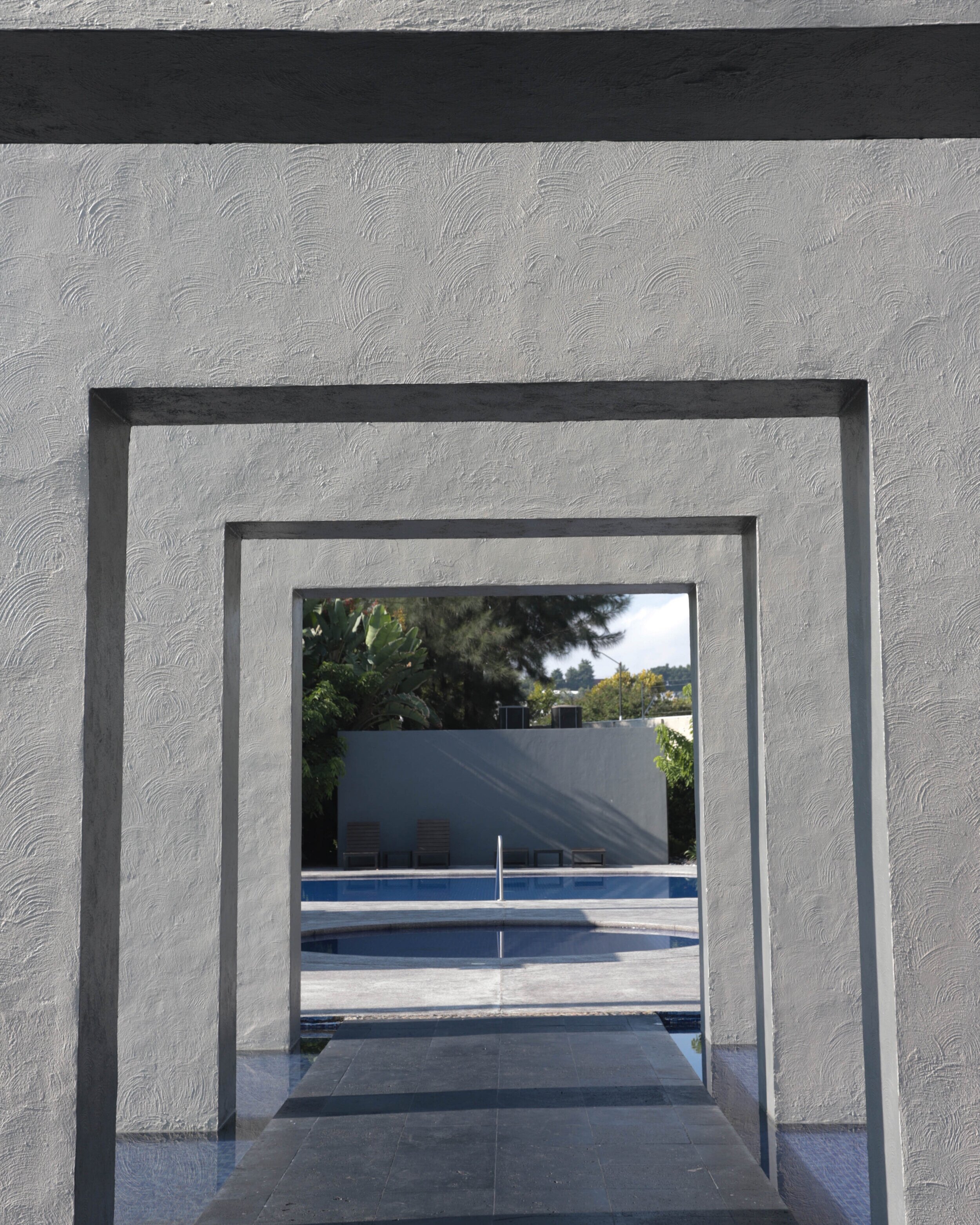 Remodelación y Construcción. - Somos expertos en crear espacios que enamoren. Nuestros especialistas son expertos en la remodelación y desarrollo de lugares perfectos para cada ocasión. Desde los materiales hasta los acabados, tenemos la solución para ese espacio que te mantiene encapsulado y probablemente solo necesita un ojo de nuestros agentes para convertirlo en ese espacio que tanto buscas.